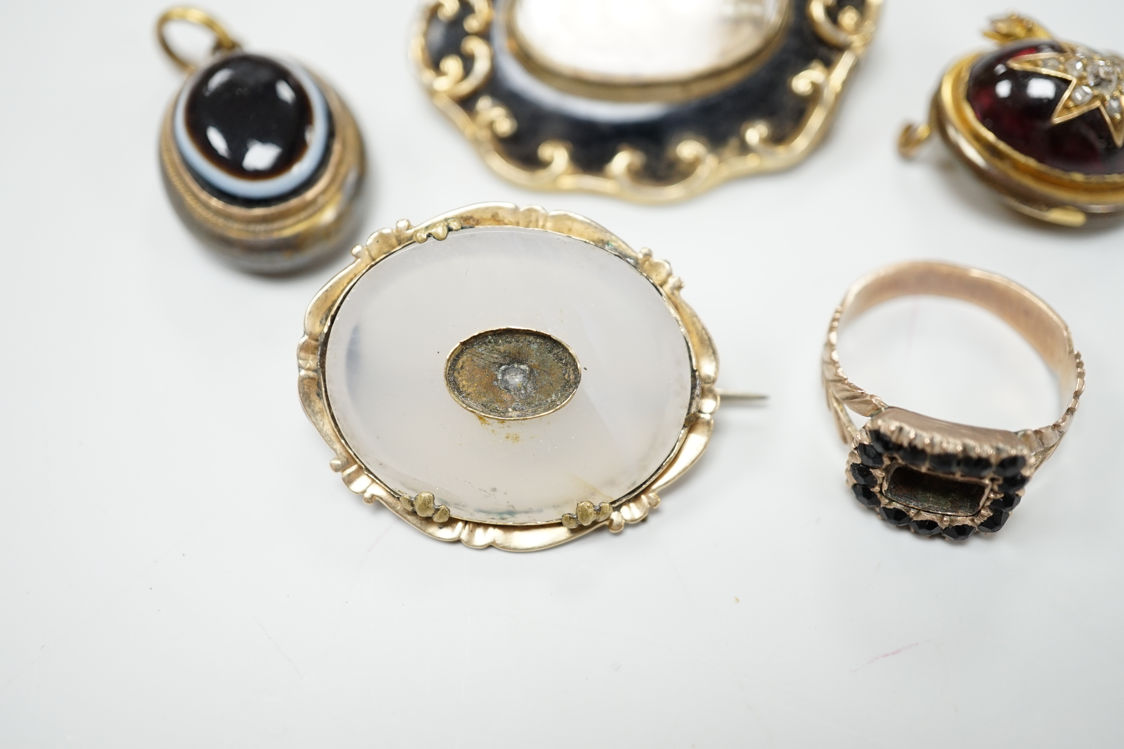 An early Victorian gold and jet ring, lacking central hairwork panel, size O, three assorted brooches and an agate pendant